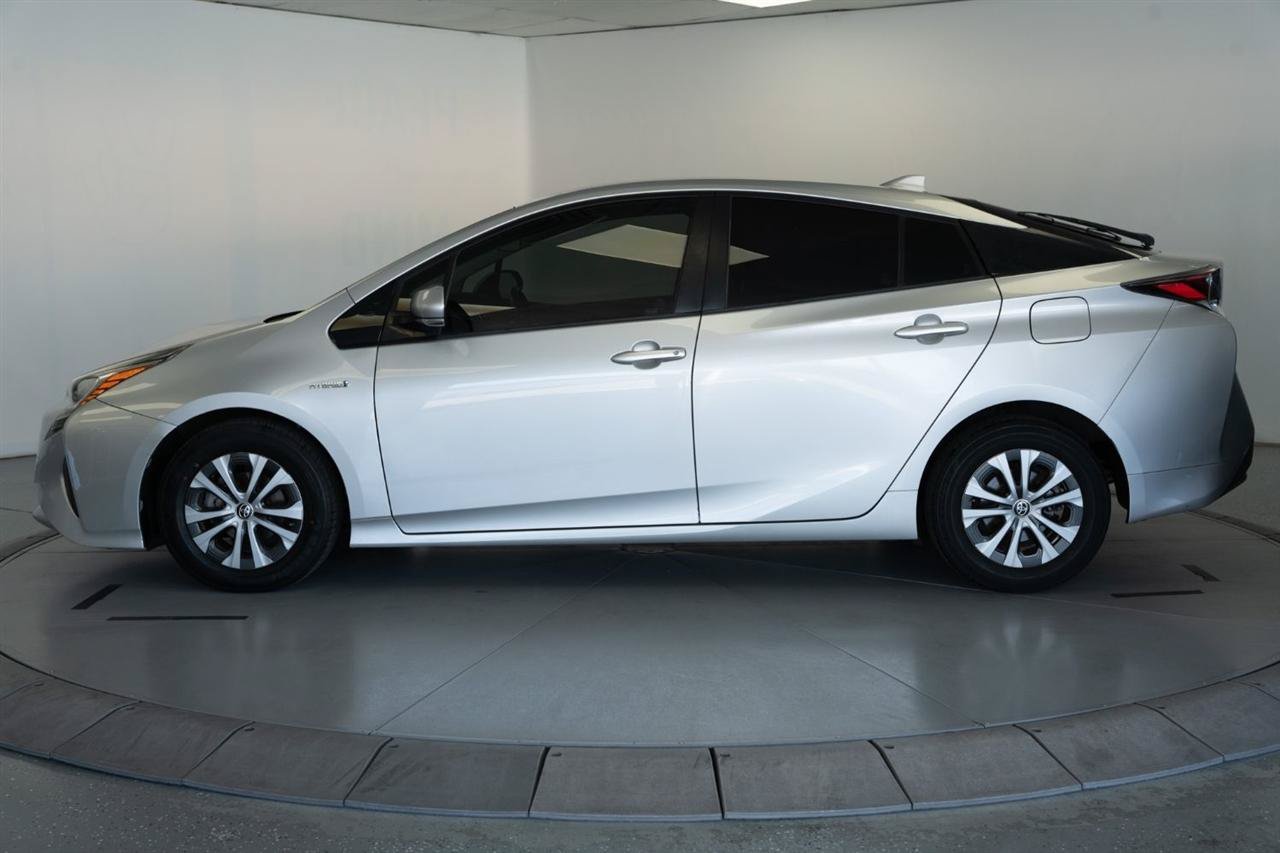 Used 2017 Toyota Prius Three w/ Carpet Mat Package FWD image 4