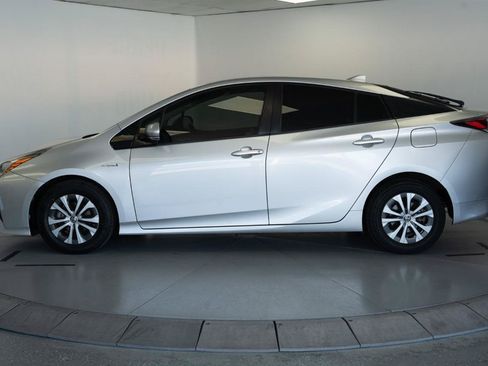 Used 2017 Toyota Prius Three w/ Carpet Mat Package FWD image 4