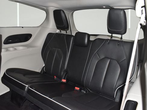 Used 2022 Chrysler Pacifica Limited AWD/4WD image 15