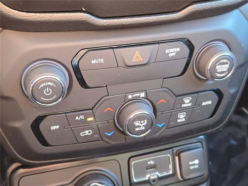 Certified 2020 Jeep Renegade Latitude image 29