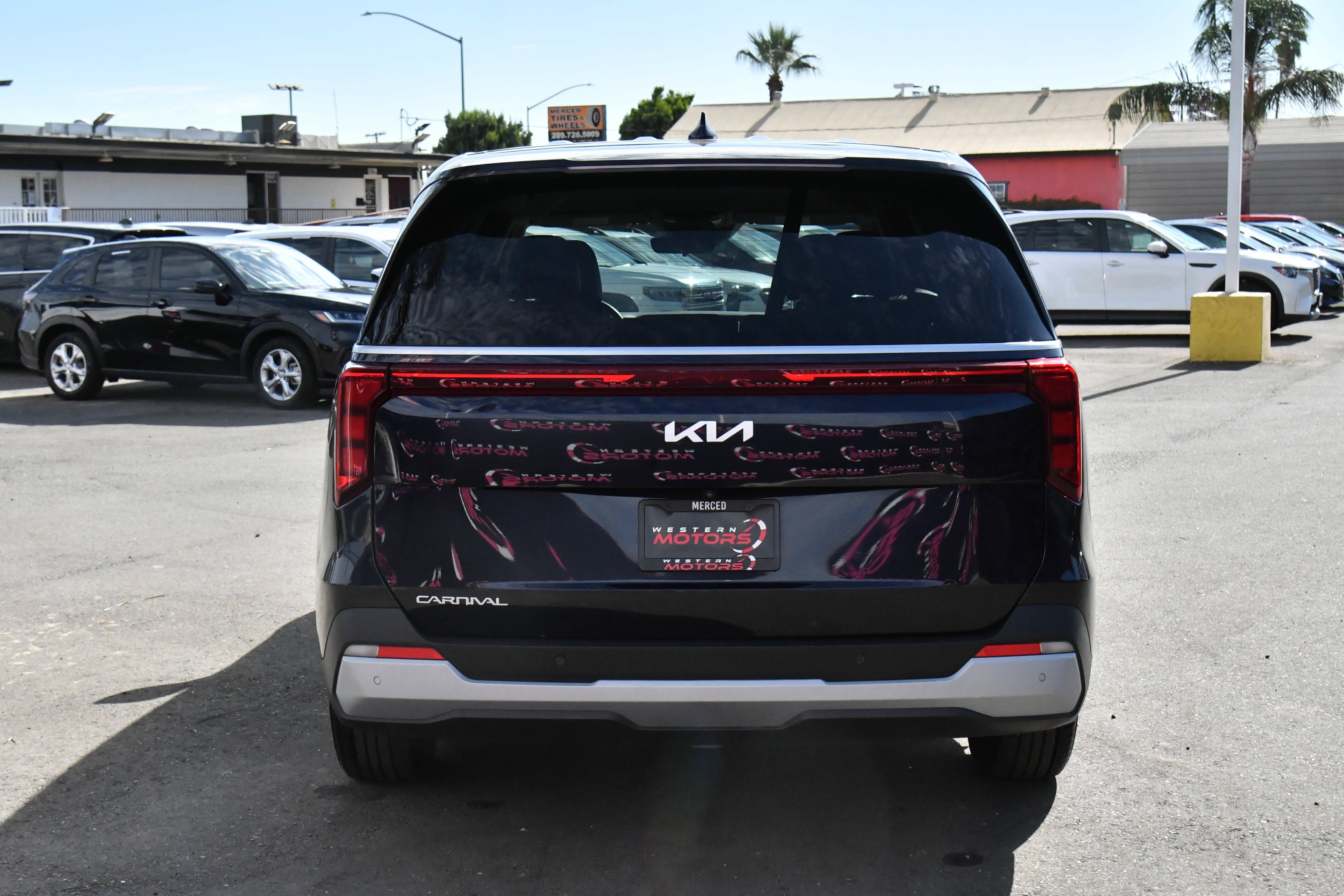 Used 2025 Kia Carnival FWD image 7