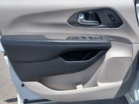 Used 2023 Chrysler Pacifica Touring-L w/ Uconnect Theater Family Group AWD/4WD image 11
