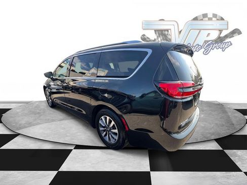 Used 2021 Chrysler Pacifica Touring-L w/ Uconnect Theater Family Group FWD image 4