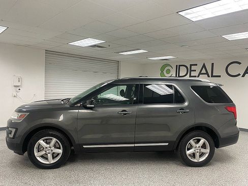 Used 2017 Ford Explorer XLT image 8