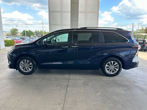Certified 2025 Toyota Sienna XLE FWD image 4