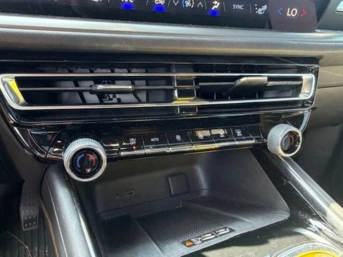 Used 2025 Chevrolet Traverse LT w/ Sun and Wheel Package FWD image 24