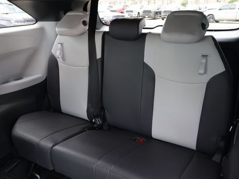 Used 2024 Toyota Sienna XSE FWD image 9