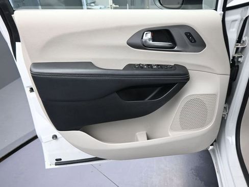 Used 2023 Chrysler Pacifica Touring-L image 15