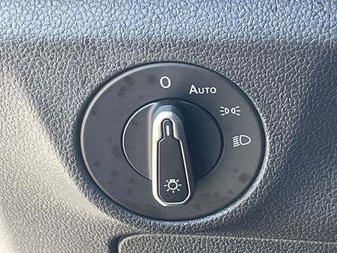 Certified 2025 Volkswagen Jetta Sport image 29