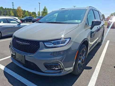 Used 2022 Chrysler Pacifica Limited w/ S Appearance Package AWD/4WD image 3