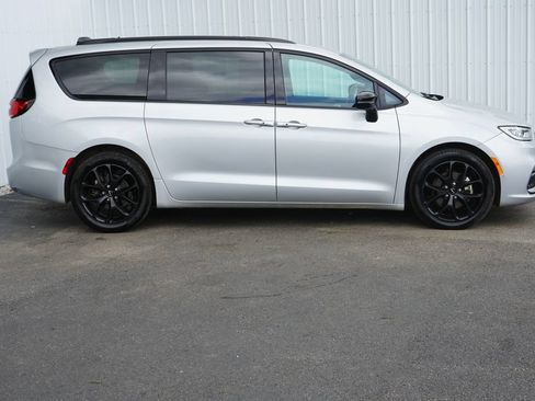 Used 2024 Chrysler Pacifica Touring-L w/ S Appearance Package FWD image 2