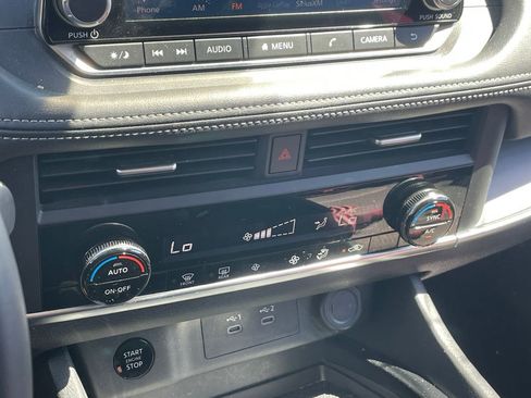 Used 2025 Nissan Rogue SV image 8