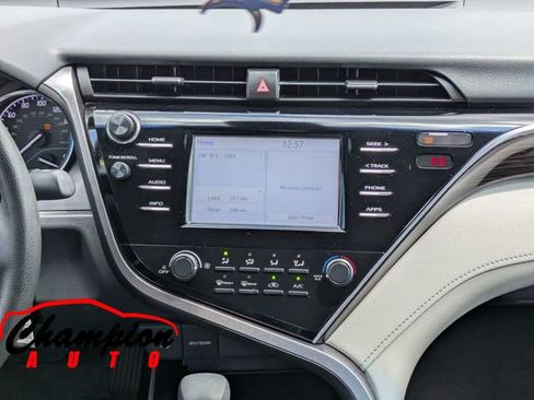 Used 2018 Toyota Camry FWD image 19