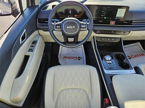 Used 2025 Kia Carnival EX image 11