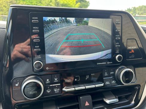 Used 2021 Toyota Highlander XLE image 22