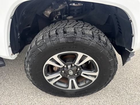 Used 2017 Toyota Tacoma SR5 AWD/4WD image 11