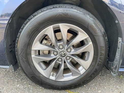 Used 2023 Toyota Sienna XLE AWD/4WD image 31