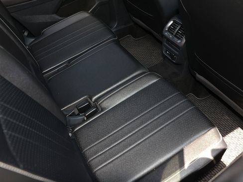 Used 2023 Volkswagen Tiguan SE R-Line FWD image 16