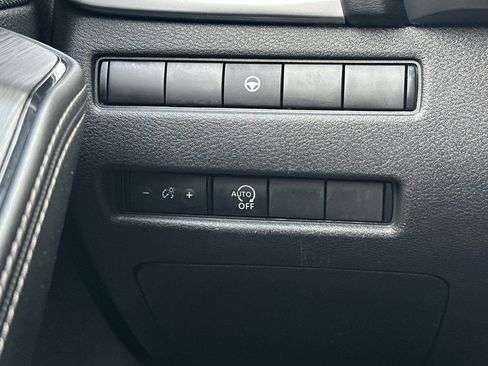 Used 2023 Nissan Rogue SV image 40