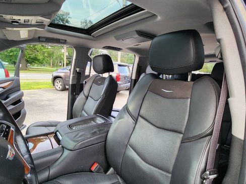 Used 2015 Cadillac Escalade ESV Luxury image 29