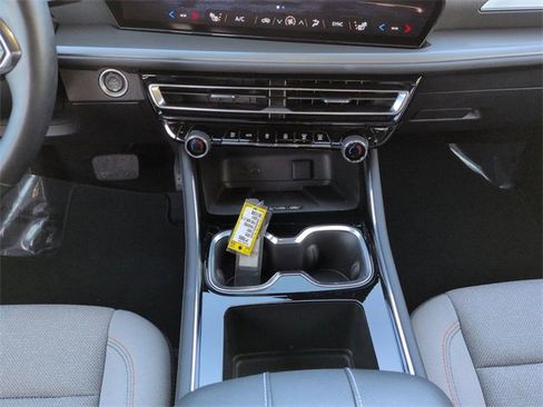 Used 2025 Chevrolet Traverse LT image 18