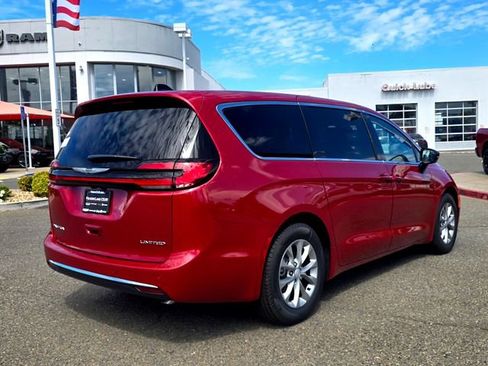 New 2026 Chrysler Pacifica Limited image 4