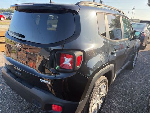 Used 2018 Jeep Renegade Latitude w/ Safety & Security Group FWD image 4