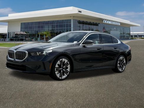 Certified 2024 BMW 530i w/ Premium Package RWD image 4