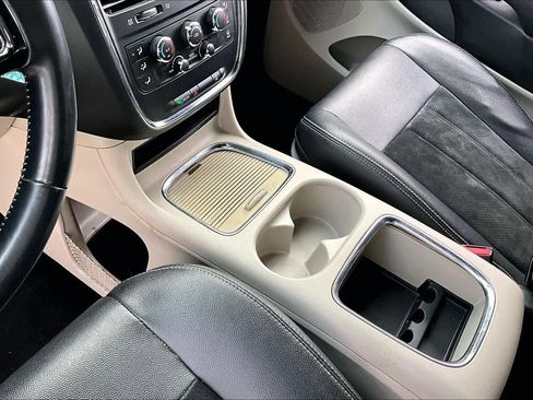 Used 2017 Dodge Grand Caravan SXT image 16