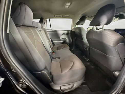 Used 2024 Toyota Highlander LE FWD image 34