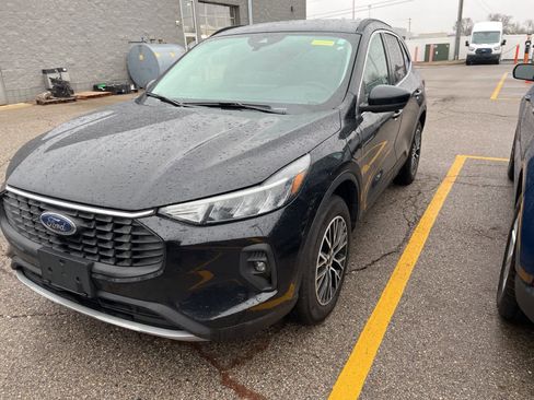 Used 2025 Ford Escape SE image 2