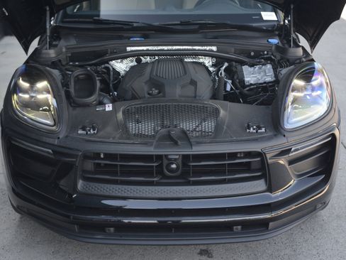 Certified 2026 Porsche Macan AWD/4WD image 37