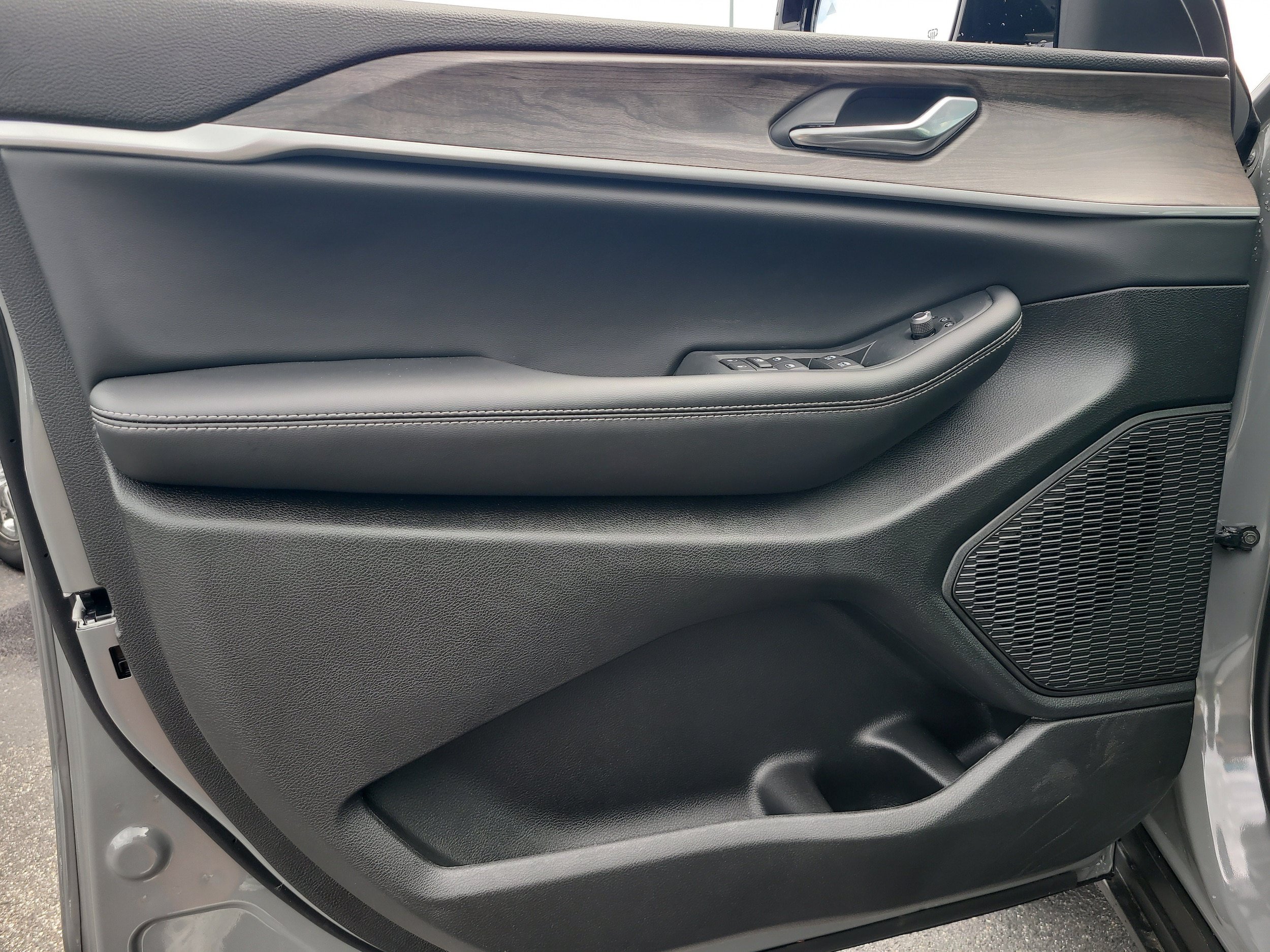 New 2027 Jeep Grand Cherokee Altitude RWD image 13