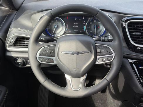Used 2025 Chrysler Pacifica Select FWD image 13
