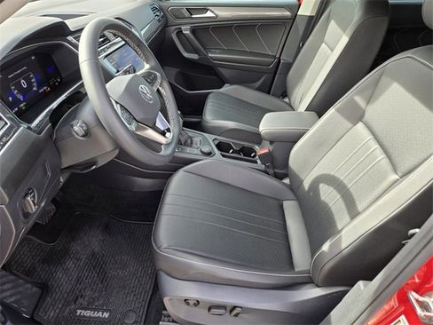 Used 2022 Volkswagen Tiguan SE image 11
