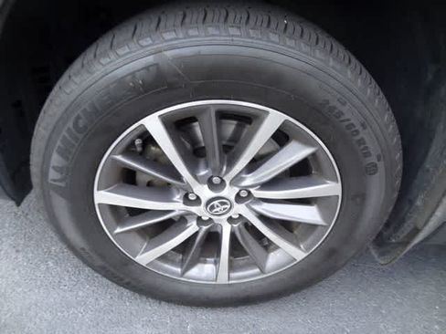 Used 2019 Toyota Highlander XLE AWD/4WD image 21