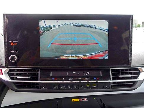 Used 2025 Toyota Sienna XLE FWD image 19