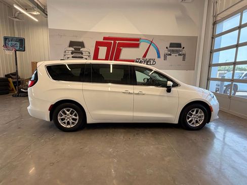 Used 2023 Chrysler Voyager LX FWD image 2