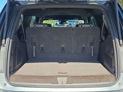 Used 2023 Chevrolet Suburban LT image 8