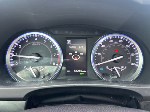 Used 2019 Toyota Highlander XLE AWD/4WD image 32