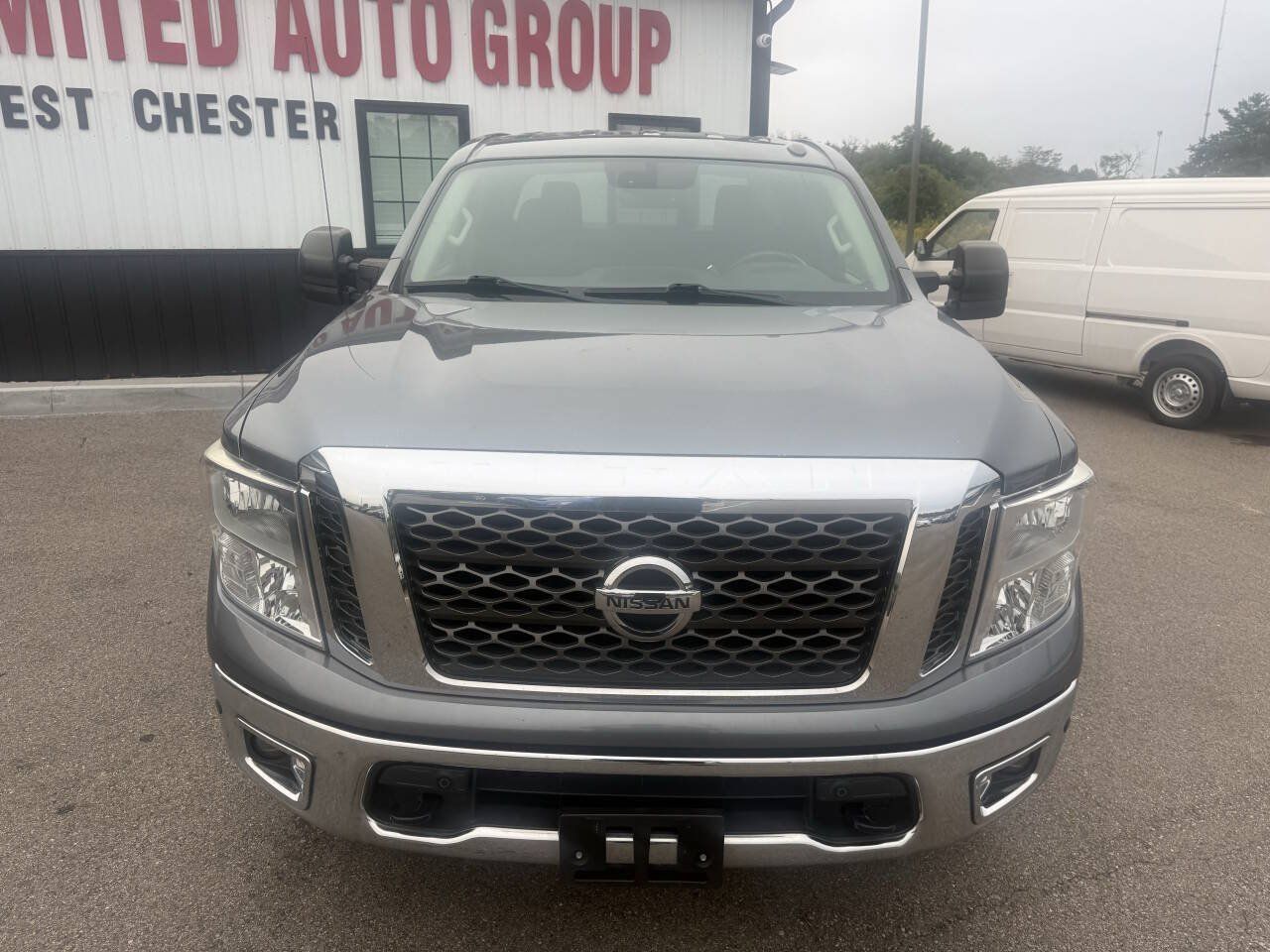 Used 2017 Nissan Titan SV RWD image 4