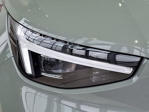 Used 2025 Volvo XC40 B5 Ultra w/ Climate Package image 8