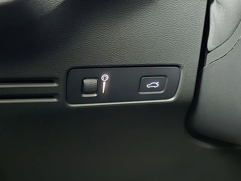 Used 2022 Volvo XC40 T5 R-Design w/ Advanced Package image 37