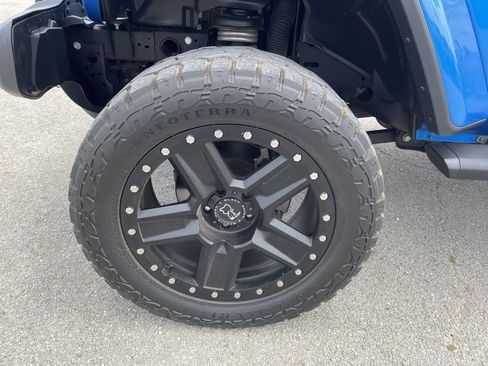 Used 2020 Jeep Gladiator Sport w/ Quick Order Package 24S image 11