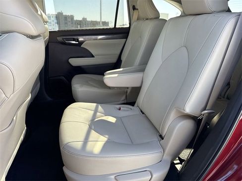 Used 2021 Toyota Highlander Limited image 23