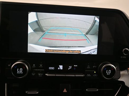 Used 2023 Toyota Highlander XLE AWD/4WD image 17