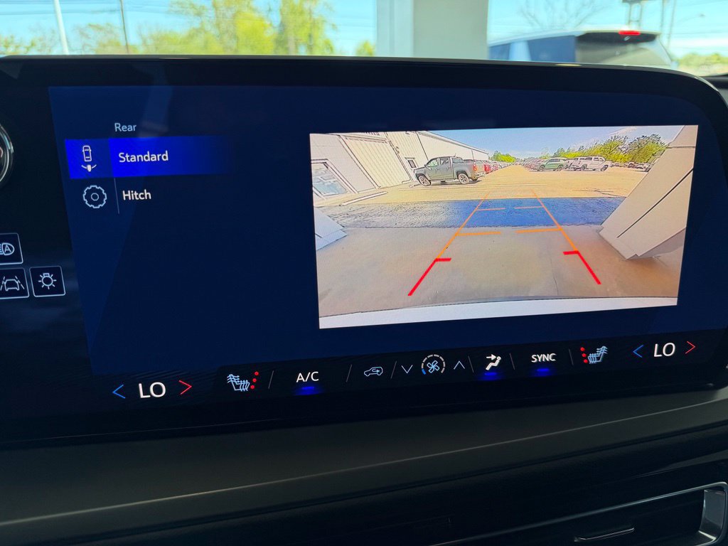 Used 2025 Chevrolet Traverse LT w/ LPO, Floor Liner Package FWD image 30
