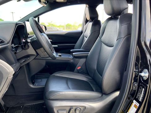 Used 2025 Toyota Sienna XLE Woodland Edition image 8