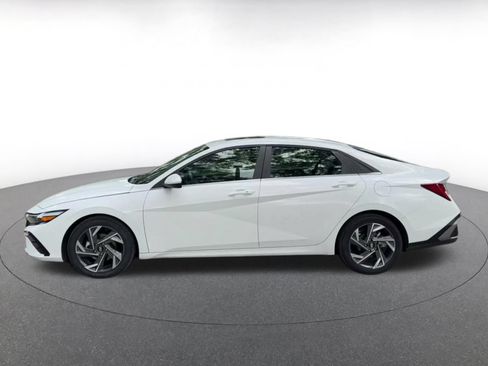 Used 2025 Hyundai Elantra SEL FWD image 9