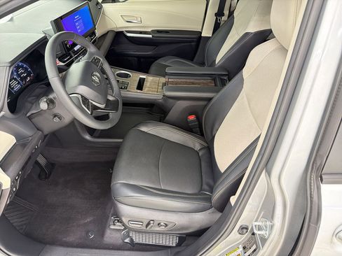 Used 2025 Toyota Sienna Limited image 5